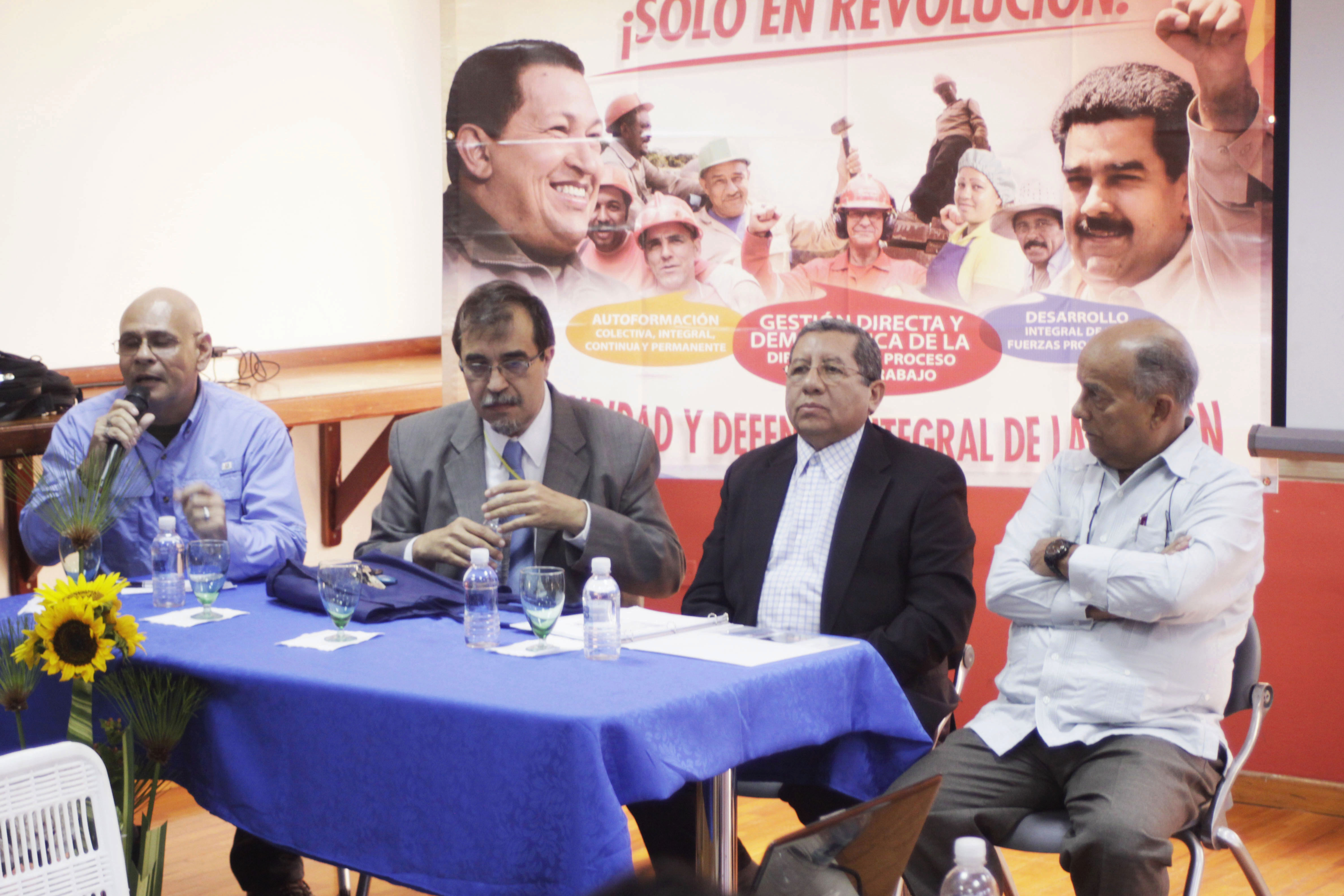 Foro y Cine – Debate “La Guerra Económica, Decreto de Emergencia y Congreso de la Patria” se realizó en la sede de la Tesorería de Seguridad Social