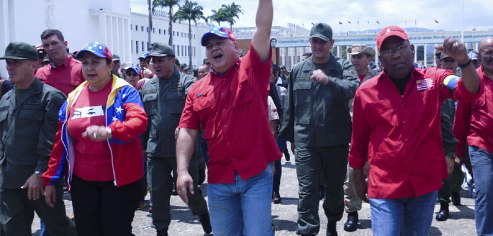 Una caravana multitudinaria de revolucionarios fue hasta el Cuartel de la Montaña